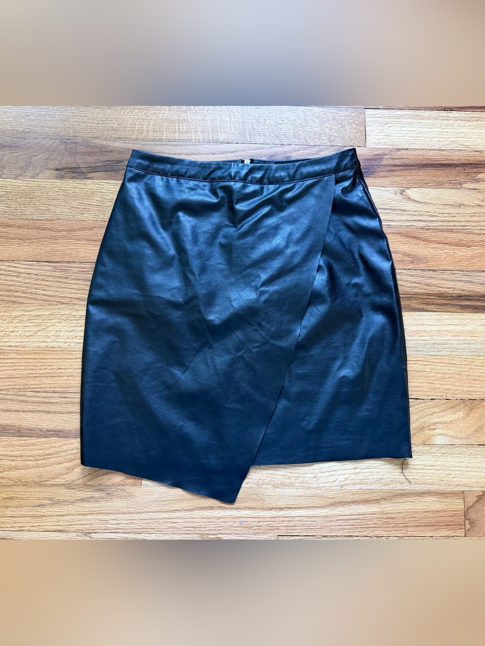 Pretty Little Things Black Faux Leather Asymmetrical Mini Skirt Size 6 (waist 26